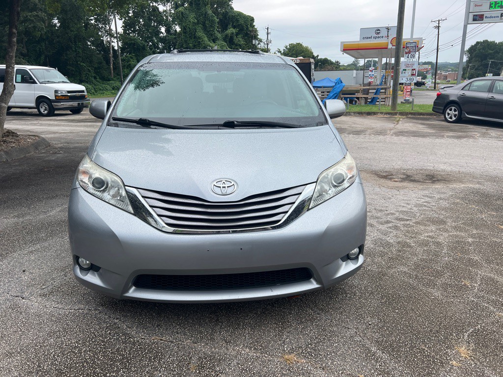 2015 Toyota Sienna Image 6