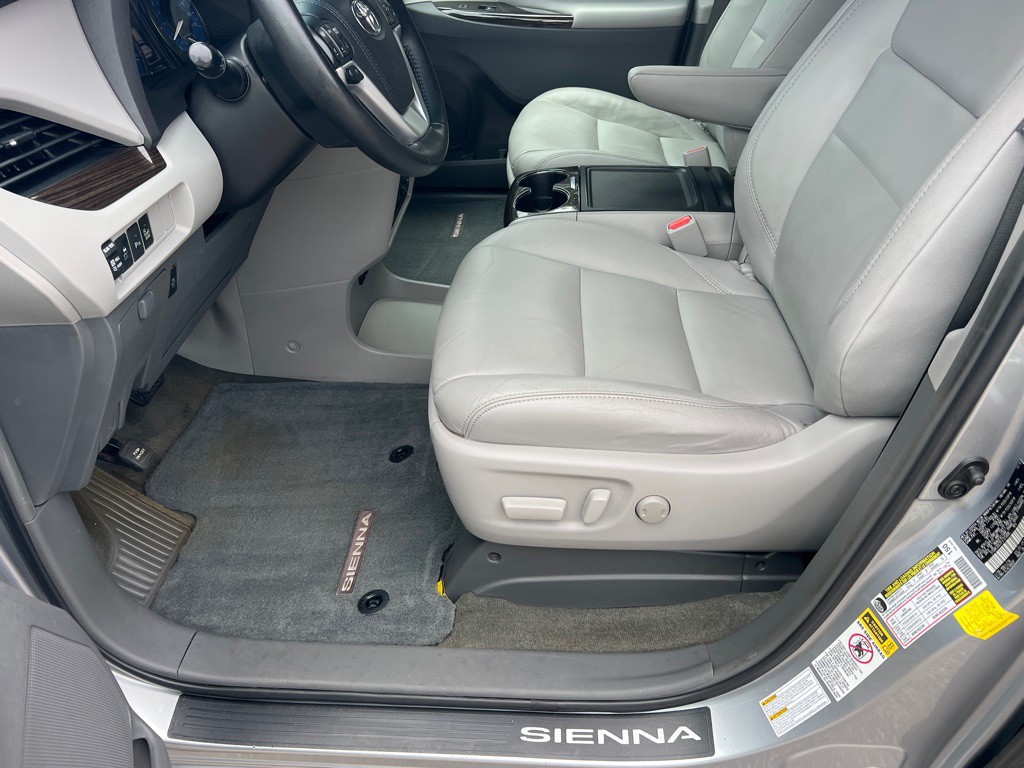 2015 Toyota Sienna Image 9