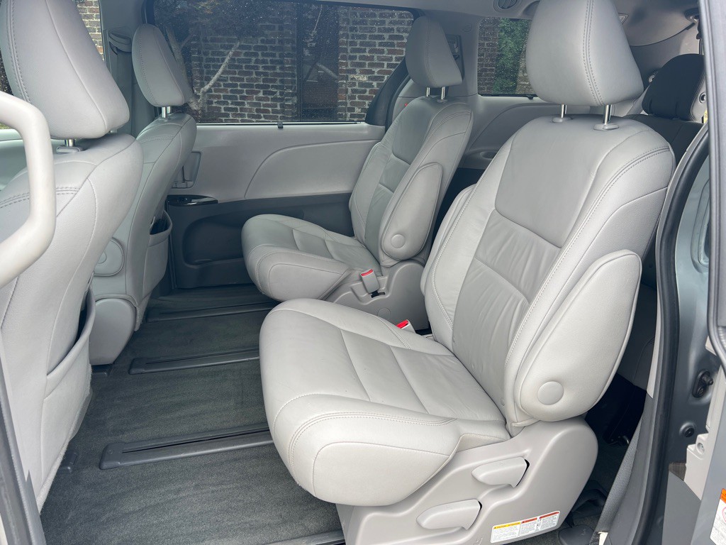 2015 Toyota Sienna Image 11