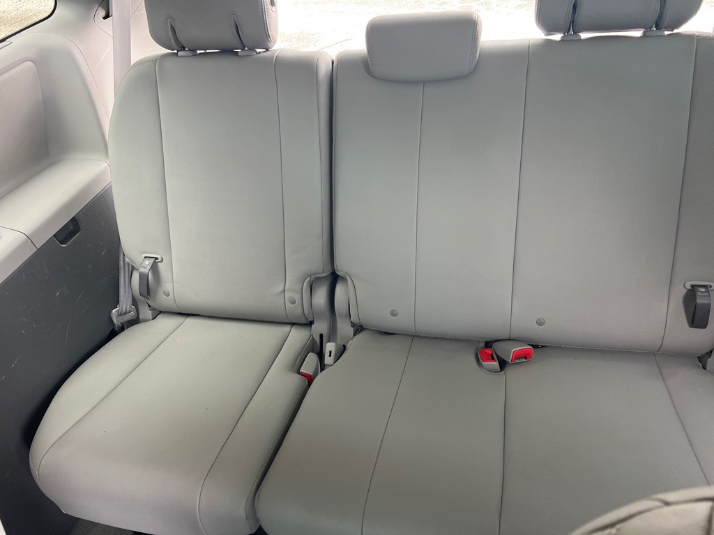 2015 Toyota Sienna Image 12