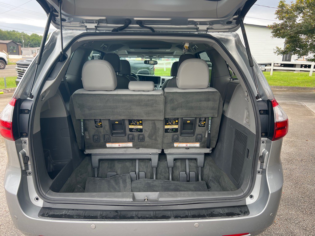 2015 Toyota Sienna Image 13
