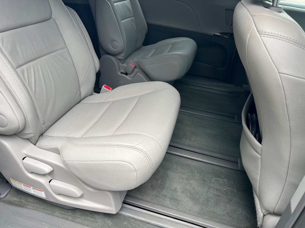 2015 Toyota Sienna Image 15
