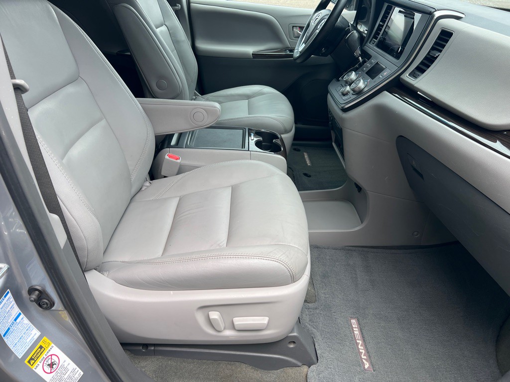 2015 Toyota Sienna Image 16