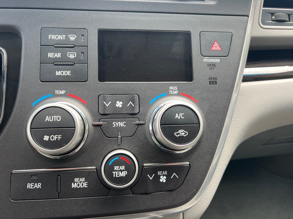 2015 Toyota Sienna Image 20
