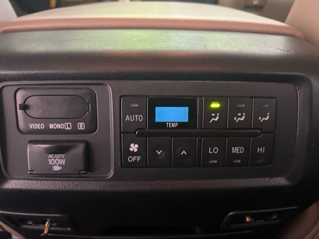 2012 Toyota Sequoia Image 27