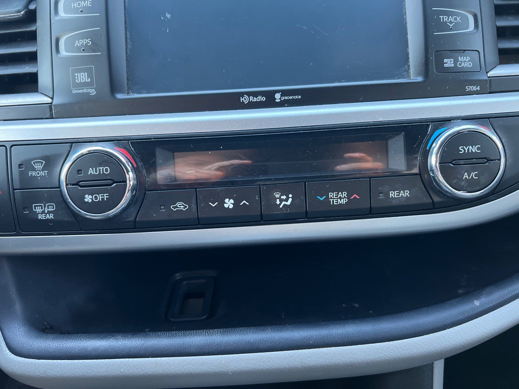 2015 Toyota Highlander Image 16