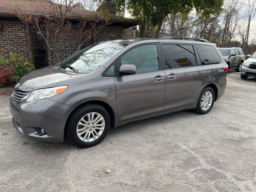 2016 Toyota Sienna Image 1