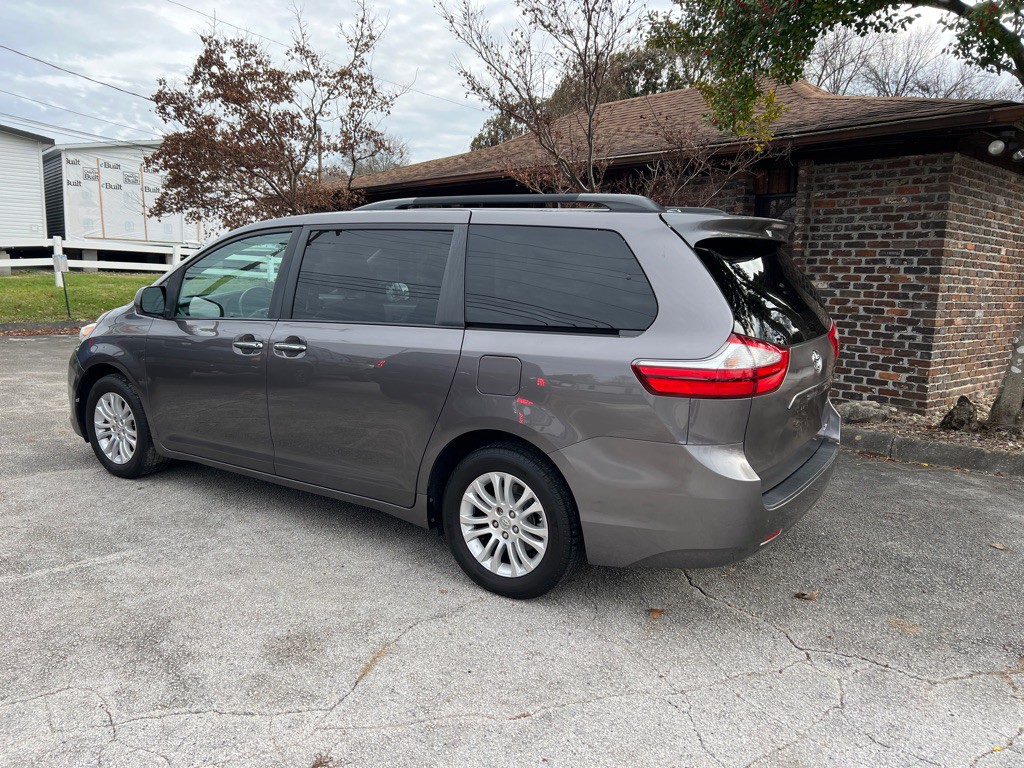 2016 Toyota Sienna Image 2