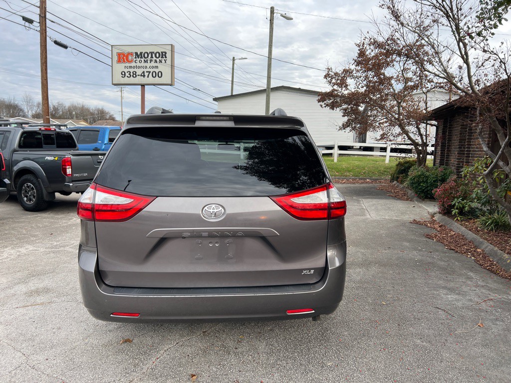 2016 Toyota Sienna Image 3