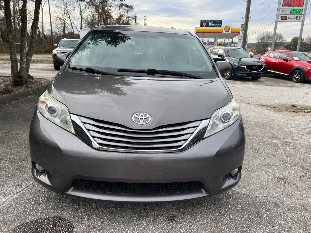 2016 Toyota Sienna Image 6