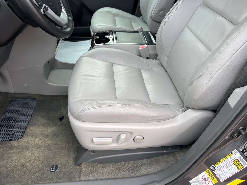 2016 Toyota Sienna Image 8