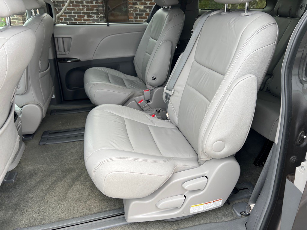 2016 Toyota Sienna Image 9