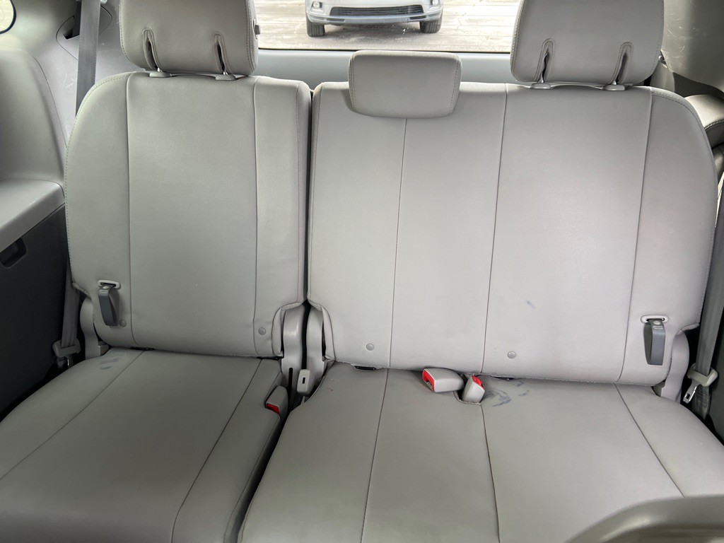 2016 Toyota Sienna Image 10