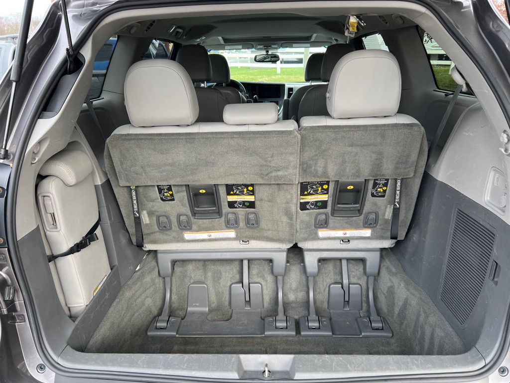 2016 Toyota Sienna Image 11