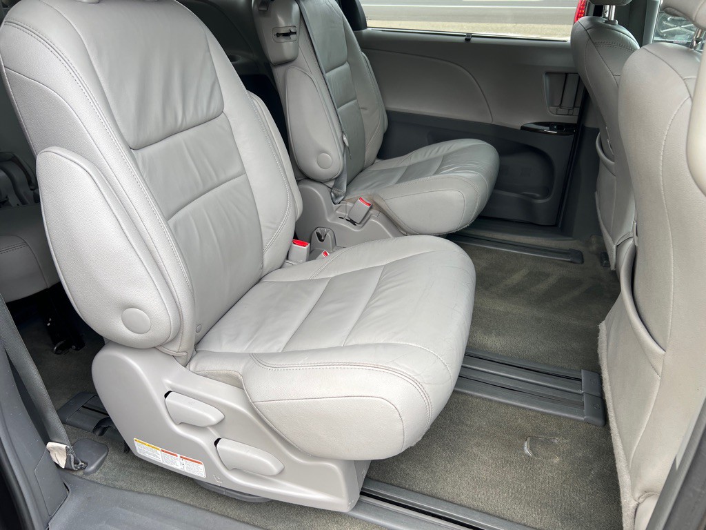2016 Toyota Sienna Image 12