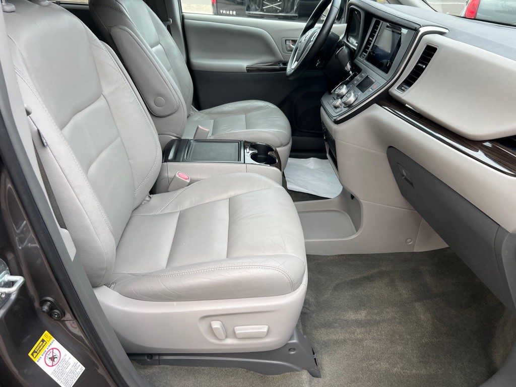 2016 Toyota Sienna Image 13
