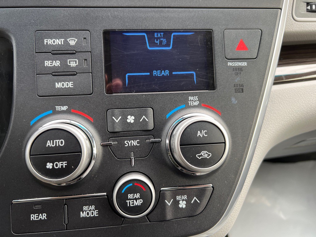 2016 Toyota Sienna Image 16