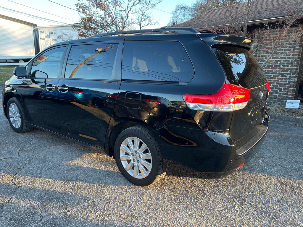 2013 Toyota Sienna Image 2