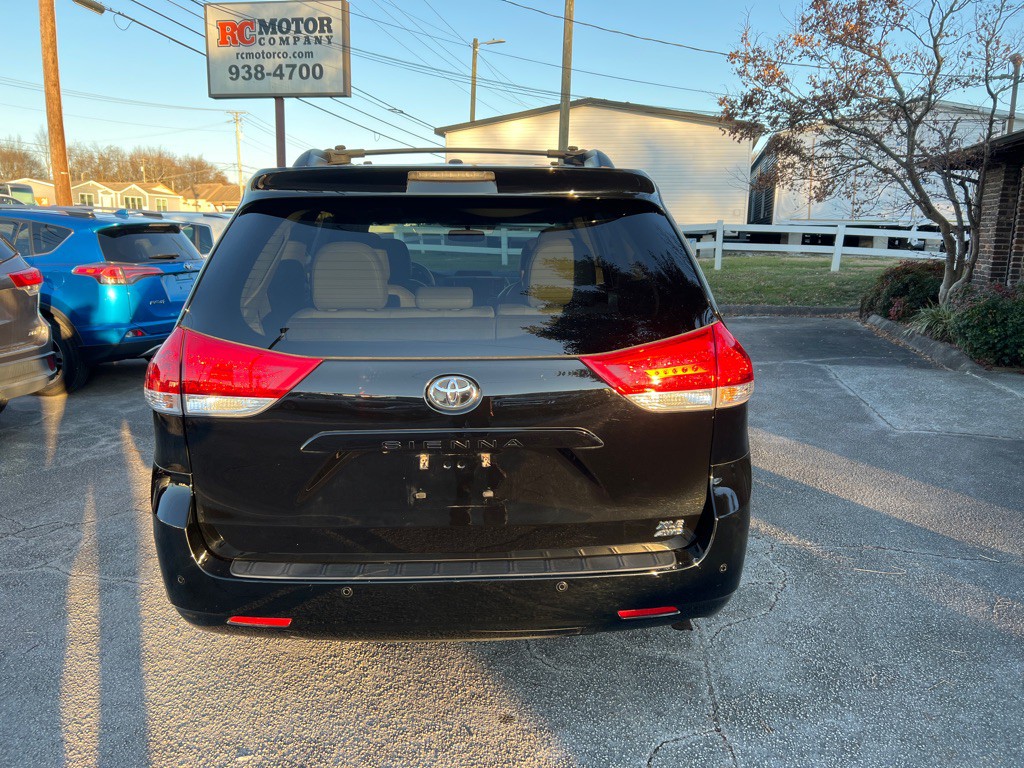 2013 Toyota Sienna Image 3