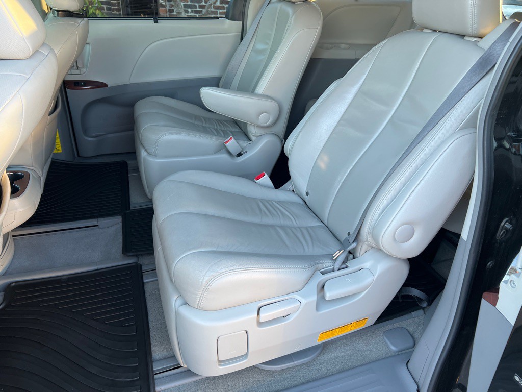 2013 Toyota Sienna Image 10