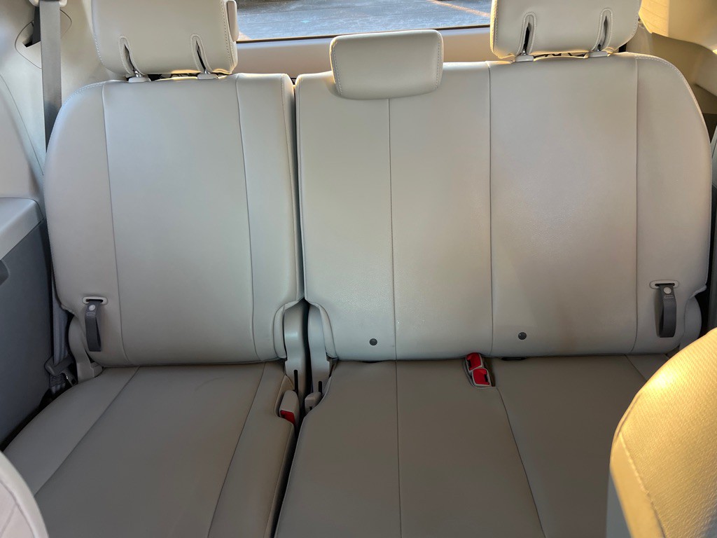 2013 Toyota Sienna Image 11