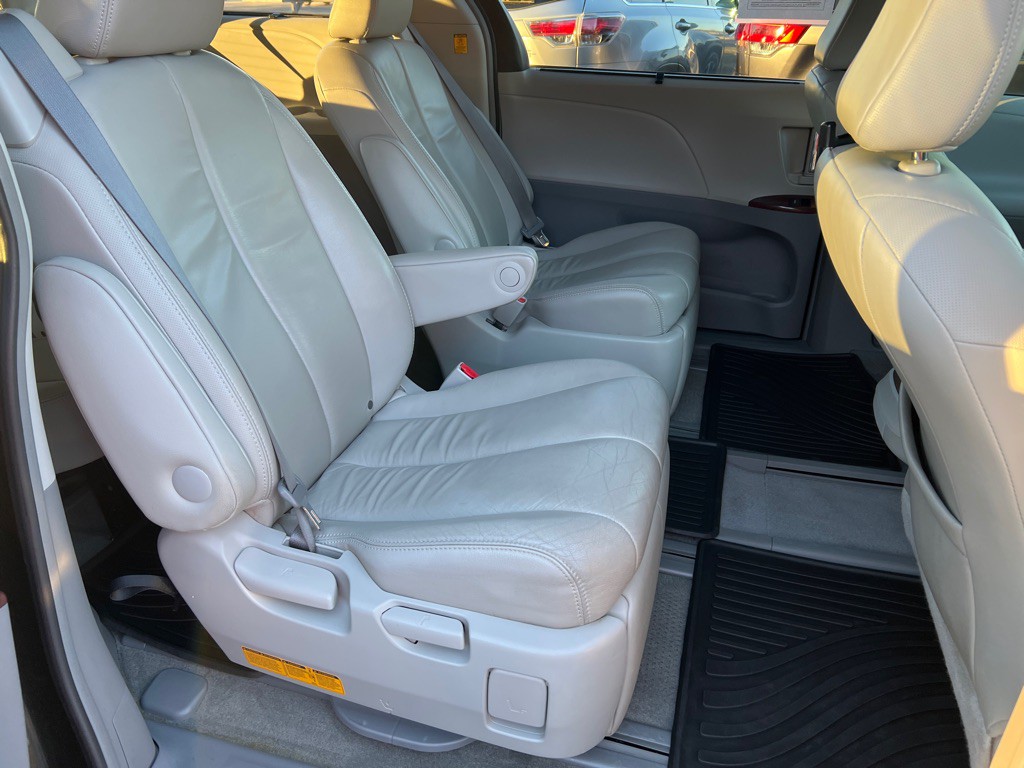 2013 Toyota Sienna Image 14