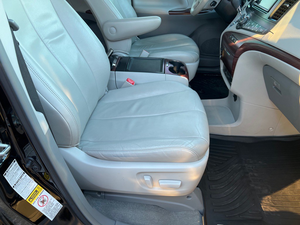 2013 Toyota Sienna Image 15