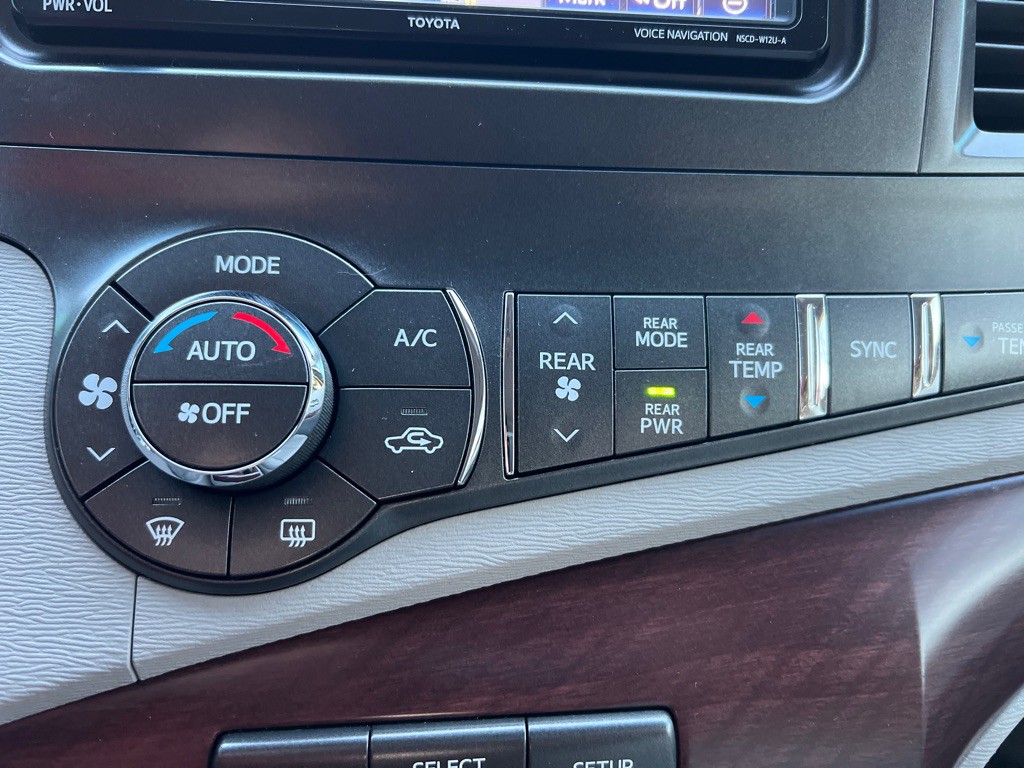 2013 Toyota Sienna Image 26