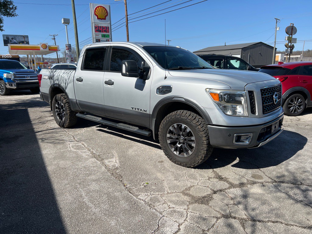 2017 Nissan Titan Image 5