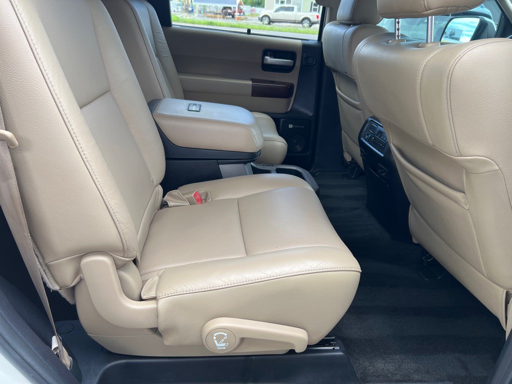 2014 Toyota Sequoia Image 16