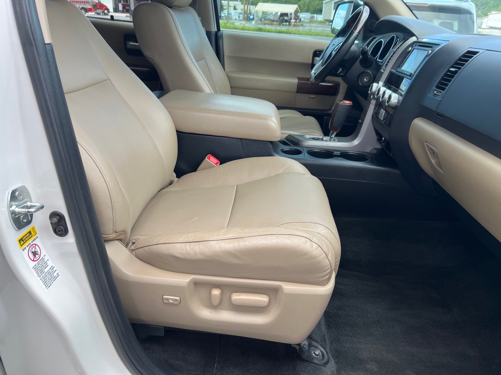 2014 Toyota Sequoia Image 17