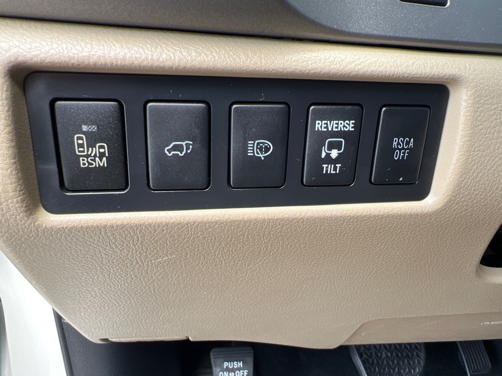 2014 Toyota Sequoia Image 19