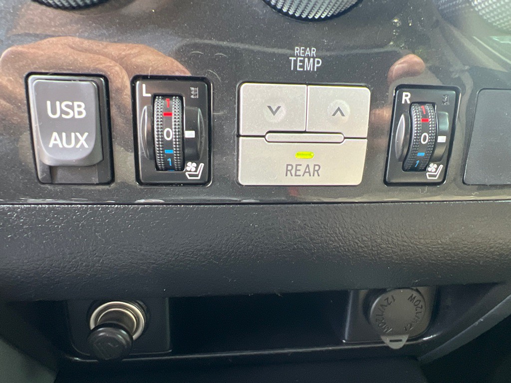 2014 Toyota Sequoia Image 27
