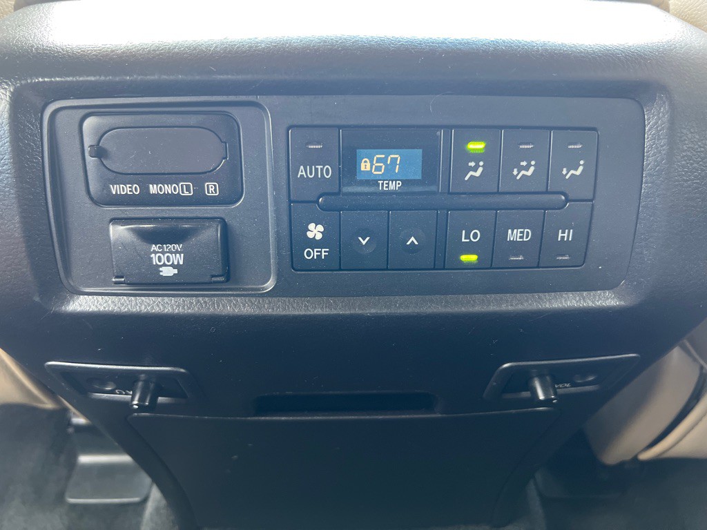 2014 Toyota Sequoia Image 34
