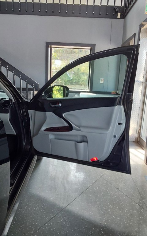 2006 Lexus IS Image 12