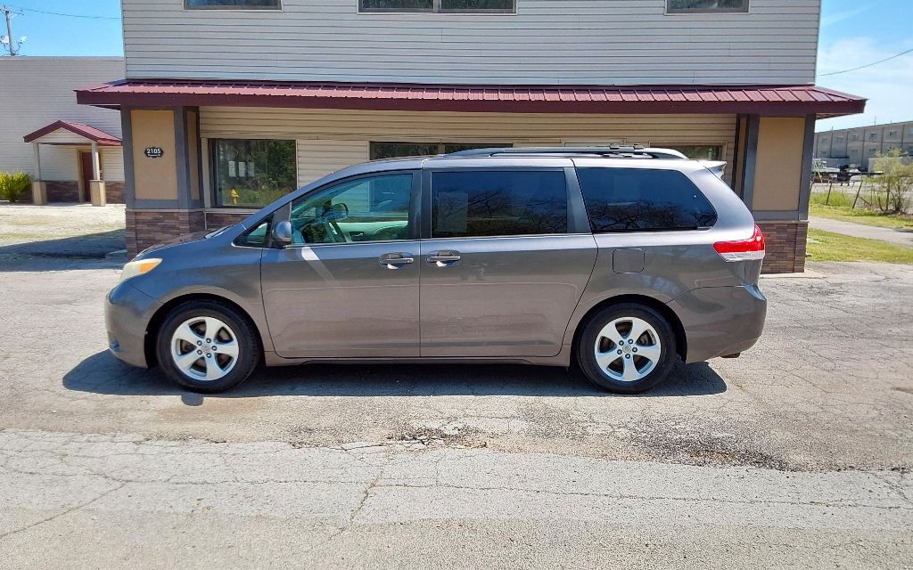 2011 Toyota Sienna Image 1