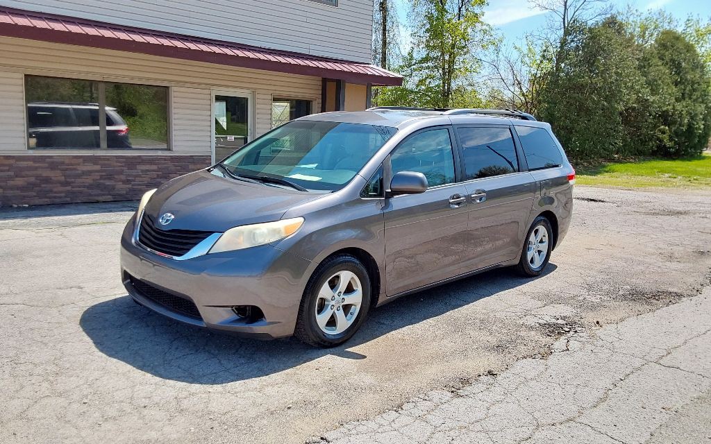 2011 Toyota Sienna Image 2