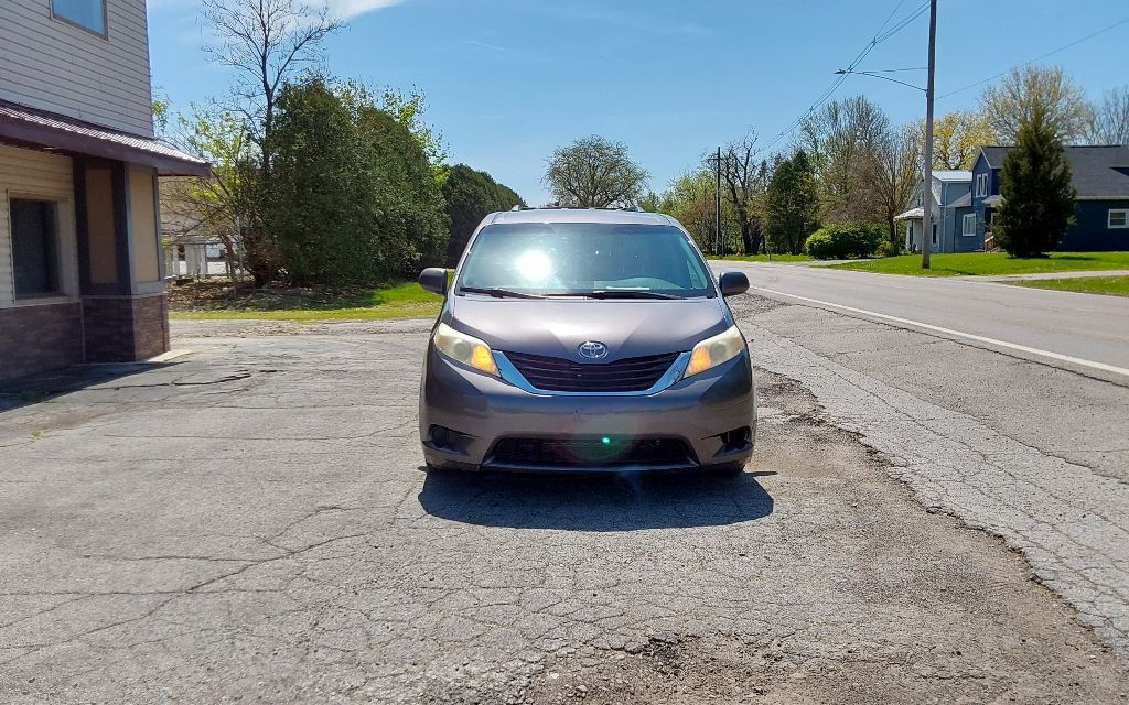 2011 Toyota Sienna Image 3