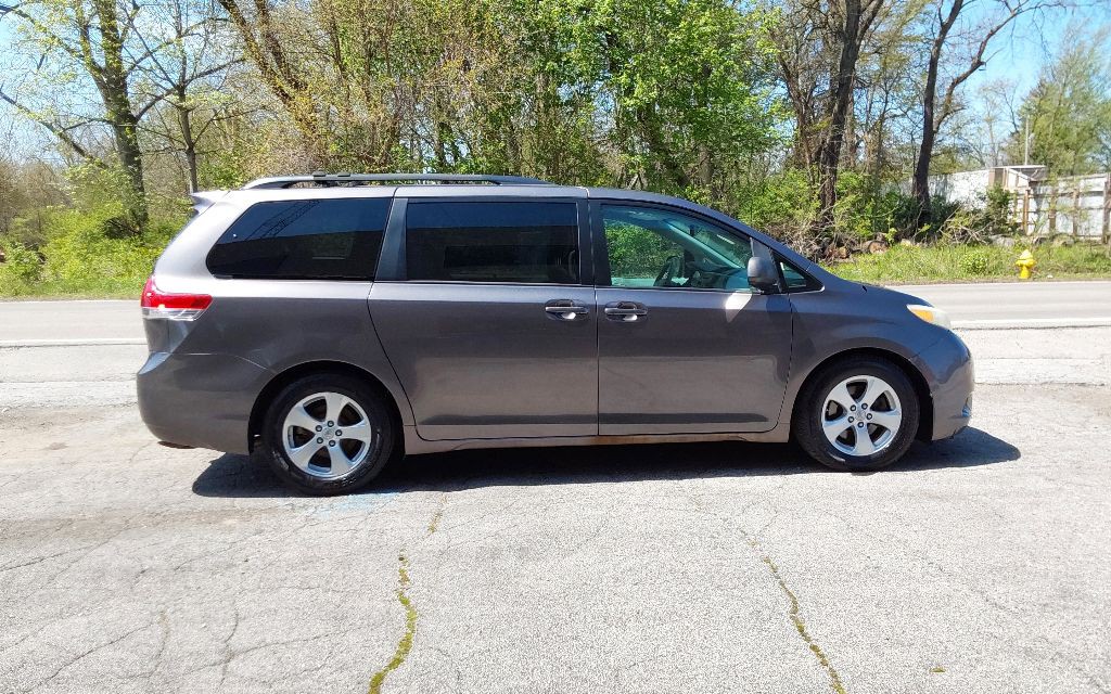 2011 Toyota Sienna Image 4