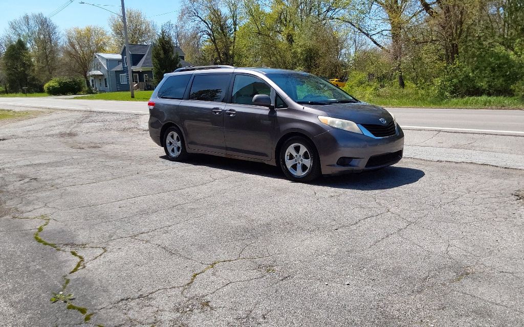2011 Toyota Sienna Image 5
