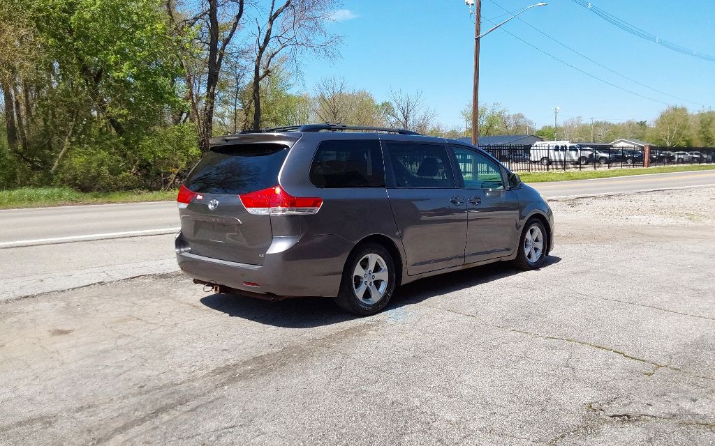 2011 Toyota Sienna Image 6