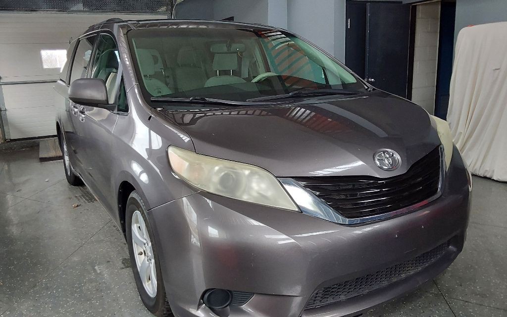 2011 Toyota Sienna Image 7