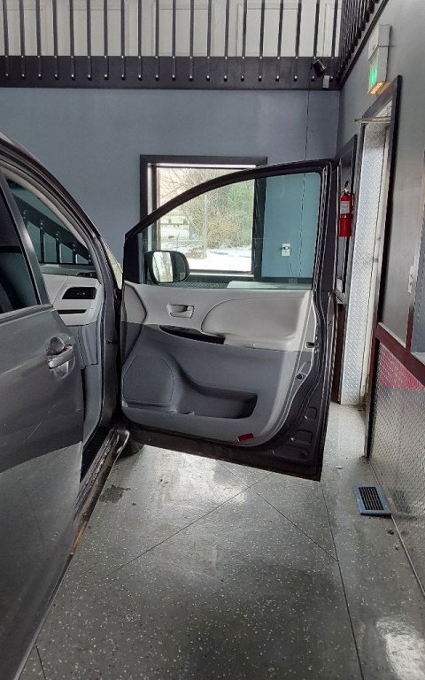 2011 Toyota Sienna Image 12