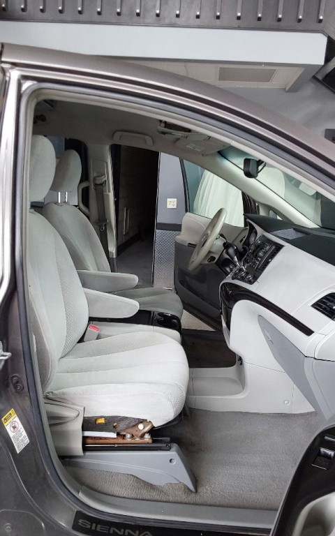 2011 Toyota Sienna Image 13