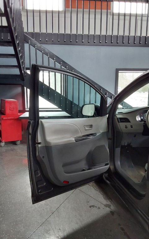 2011 Toyota Sienna Image 14