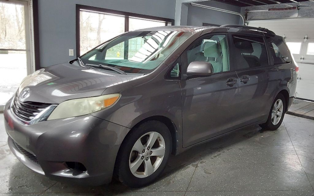 2011 Toyota Sienna Image 22