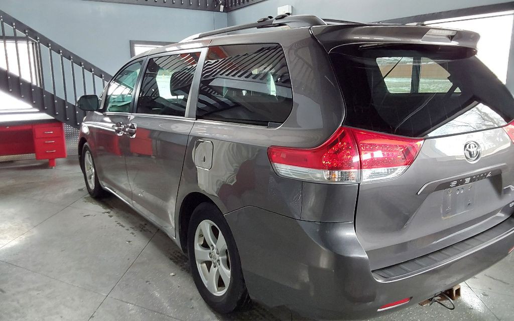 2011 Toyota Sienna Image 25