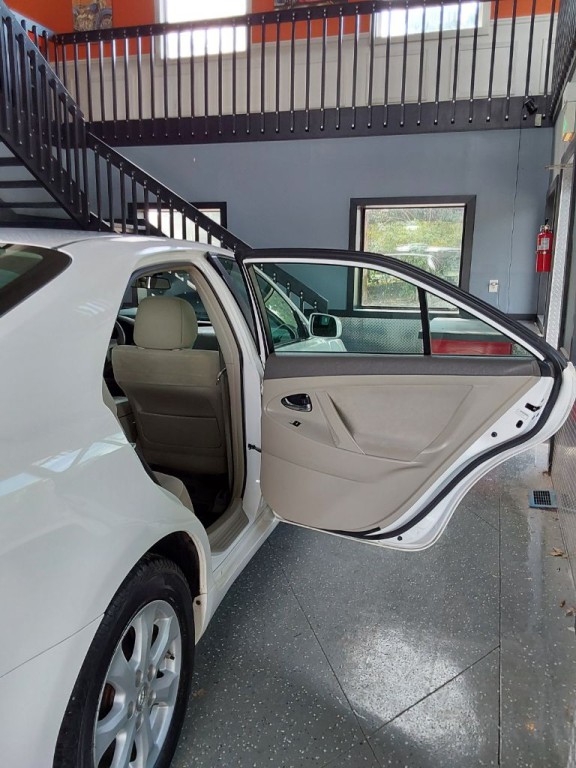 2011 Toyota Camry Image 16