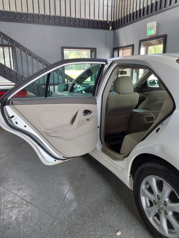 2011 Toyota Camry Image 19