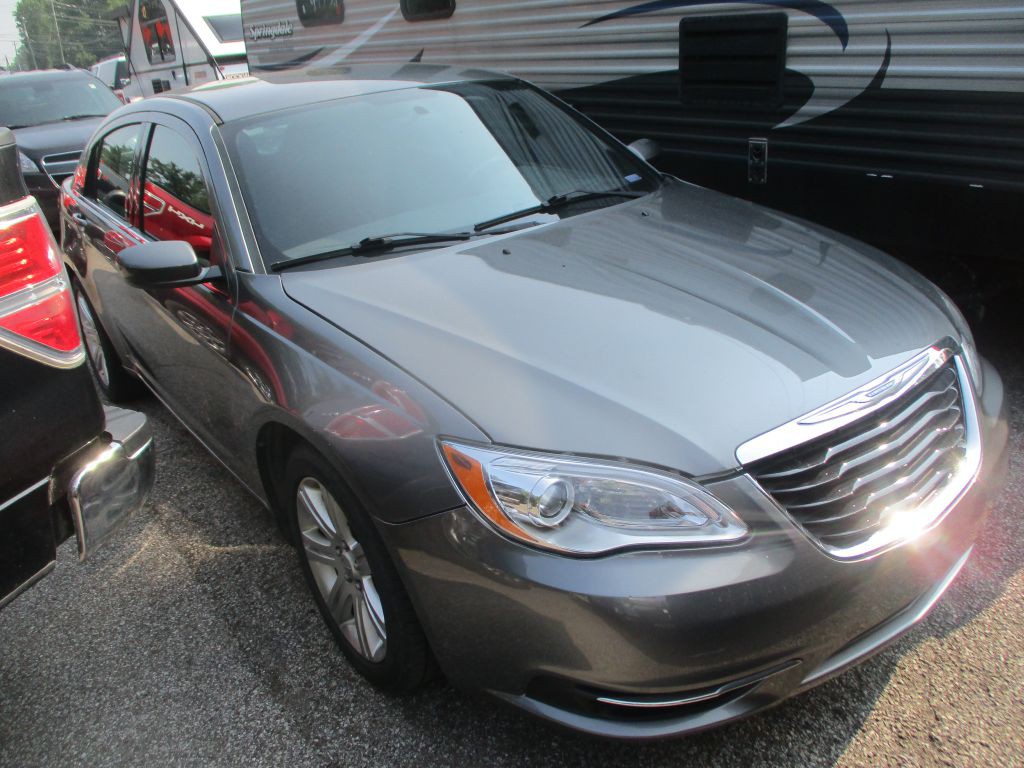 2013 Chrysler 200 Image 2